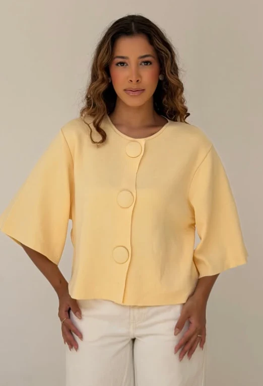 Blusa amarelo-manteiga com mangas amplas e botões forrados