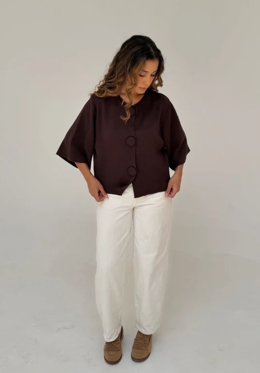 Composição WF Club com blusa cacau, calça clara e mocassim