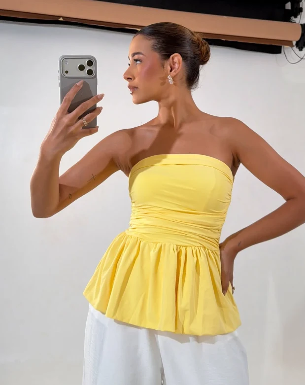 Top amarelo com franzidos e calça clara — conhecer Instagram da WF Club