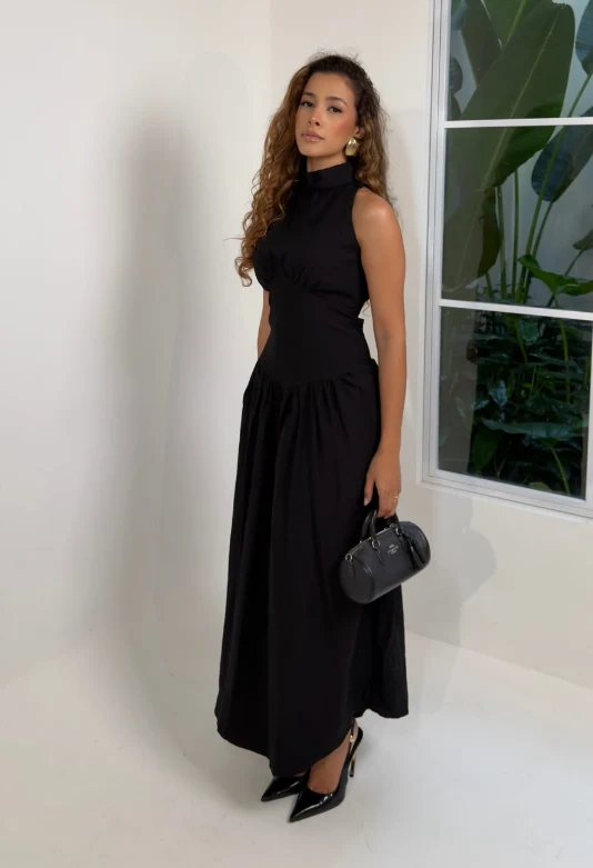 Vestido preto midi sem mangas com gola alta